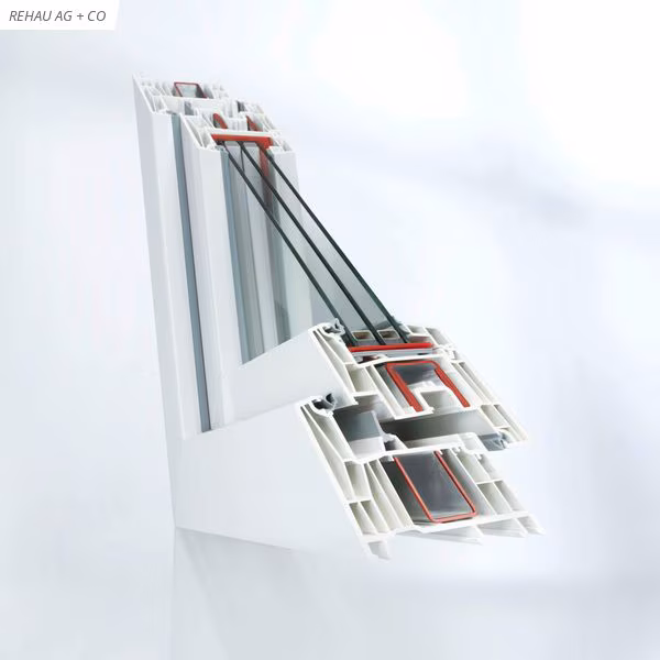 Querschnitt des REHAU SYNEGO 80 MD Kunststoff-Fensterprofils mit Dreifachverglasung und Mitteldichtung (MD).